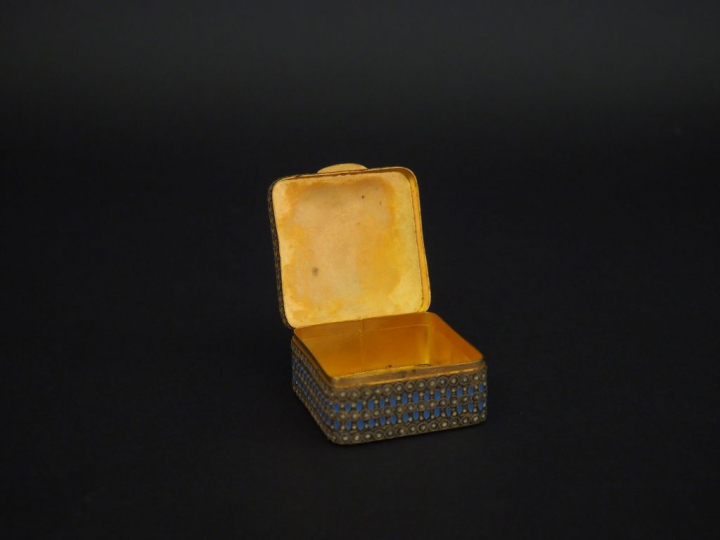 Boîte couverte Napoléon III de style Louis XVI en métal doré, laiton, 