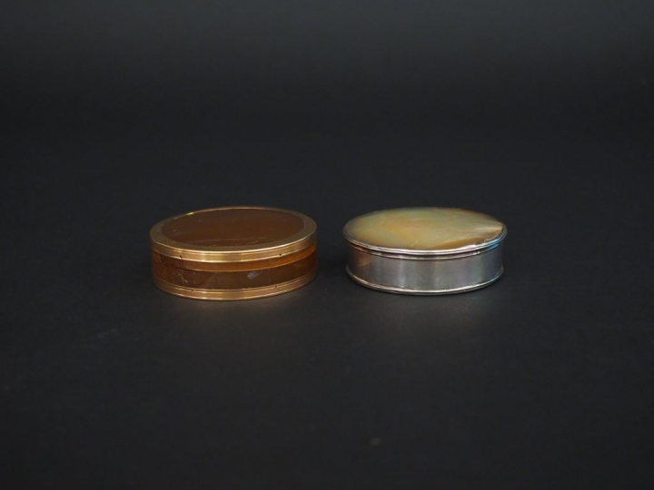 Boite à fard début XIXème en écaille blonde et sa monture en or. Poinç