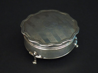 Vente aux enchères Petite boîte couverte en argent anglais reposant sur un piètement trip