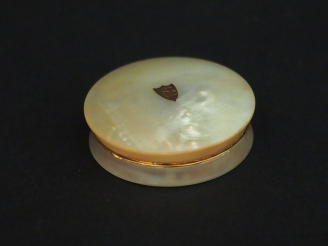 Vente aux enchères Boîte à pilules de style Louis XVI en nacre et vermeil à décor d'un bl