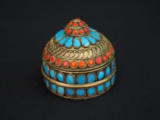 Vente aux enchères Boite couverte XIXème en métal doré ornée de cabochons en corail et en