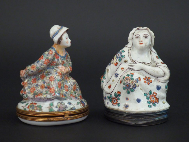 Deux différentes tabatières en porcelaine polychrome à décor Kakiémon,