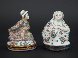 Vente aux enchères Deux différentes tabatières en porcelaine polychrome à décor Kakiémon,