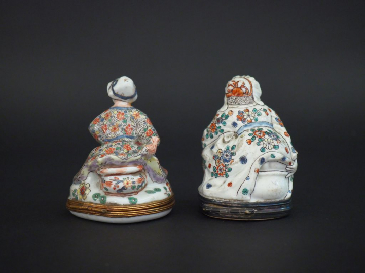 Deux différentes tabatières en porcelaine polychrome à décor Kakiémon,