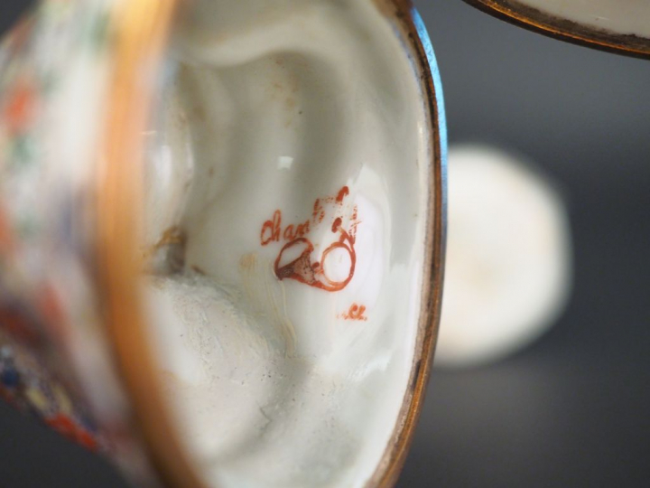 Deux différentes tabatières en porcelaine polychrome à décor Kakiémon,