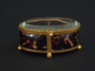 Vente aux enchères Boite à bijoux Napoléon III de style Louis XVI en écaille, verre et la
