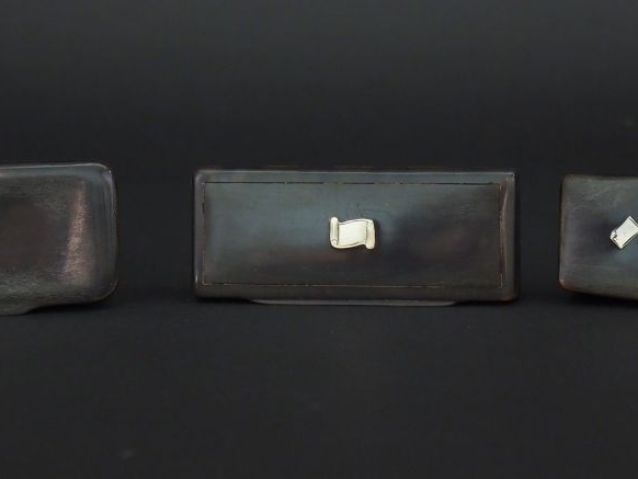 3 différentes tabatières en corne et incrustations de métal ou nacre à