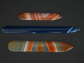 Vente aux enchères 3 différents ouvre-lettres en agate. L. 12 cm. L. 10 cm. L. 6,5