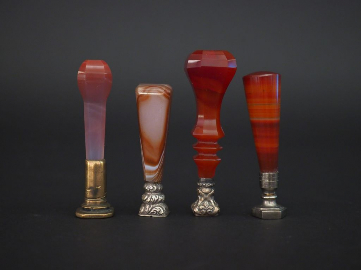 4 différents cachets XIXème ou début XXème en agate.