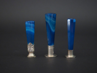 Vente aux enchères 3 différents cachets XIXème ou début XXème en agate bleue.