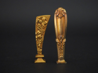Vente aux enchères 2 différents cachets Art Nouveau et de style Louis XVI en bronze ou mé