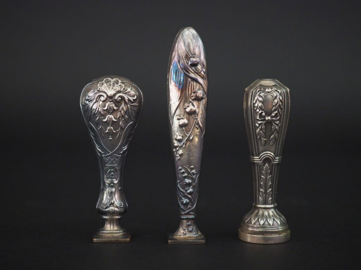 3 différents cachets Napoléon III ou 1900 en argent ou métal argenté.