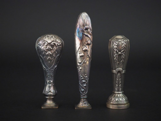 Vente aux enchères 3 différents cachets Napoléon III ou 1900 en argent ou métal argenté.