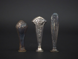 Vente aux enchères 3 différents cachets Napoléon III ou 1900 en argent ou métal argenté.