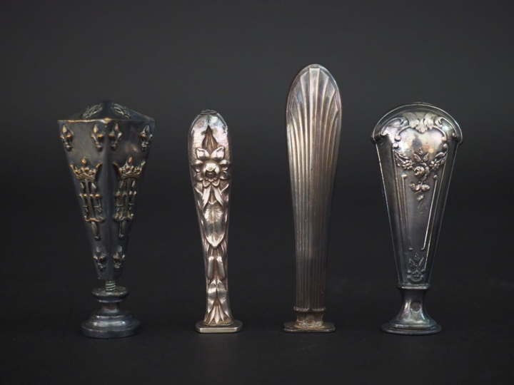 4 différents cachets Napoléon III ou 1900 en argent ou métal argenté.