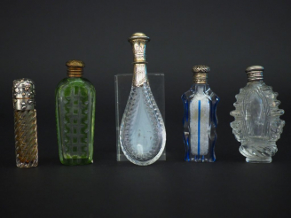 Vente aux enchères 5 différents flacons à sels en cristal et métal argenté, argent ou lai