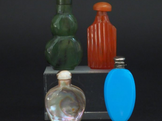 Vente aux enchères 4 différents flacons à sels en pierre dure, nacre, opaline et jadéite.