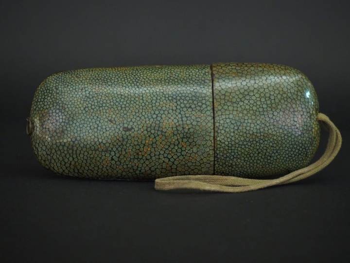 Etui à lunettes XIXème en bois et bois laqué à l'imitation du galuchat