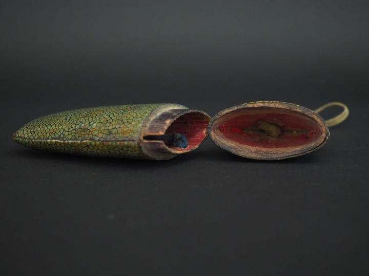Etui à lunettes XIXème en bois et bois laqué à l'imitation du galuchat