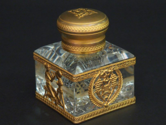 Vente aux enchères Encrier 1900 de style Empire en cristal et laiton doré à décor de corn