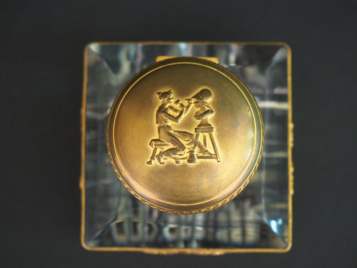 Encrier 1900 de style Empire en cristal et laiton doré à décor de corn
