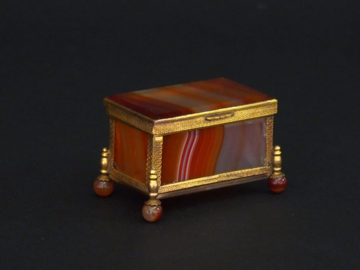 Boite à pilules en agate et laiton doré. Dim. 3,5 x 6 x 4 cm.