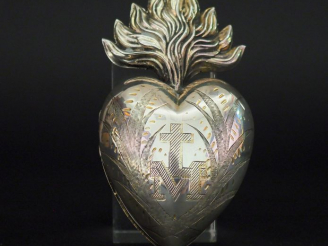 Vente aux enchères Cœur sacré de Jésus XIXème en argent M.O : AB Poids : 34 g Dim. 11 x 6