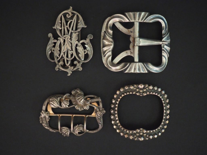4 différentes boucles de ceinture en argent.