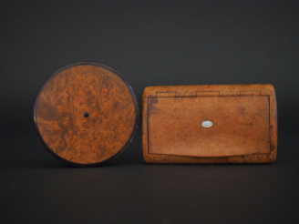Vente aux enchères Une tabatière et une boite ronde XIXème en loupe et écaille. Diam. 7,5