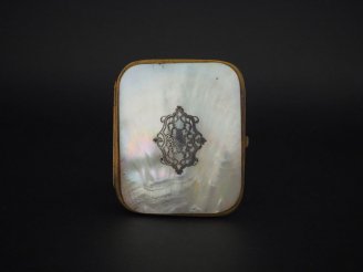 Vente aux enchères Porte-photo en nacre et argent, monture en laiton. Dim. 11 x 9 cm.