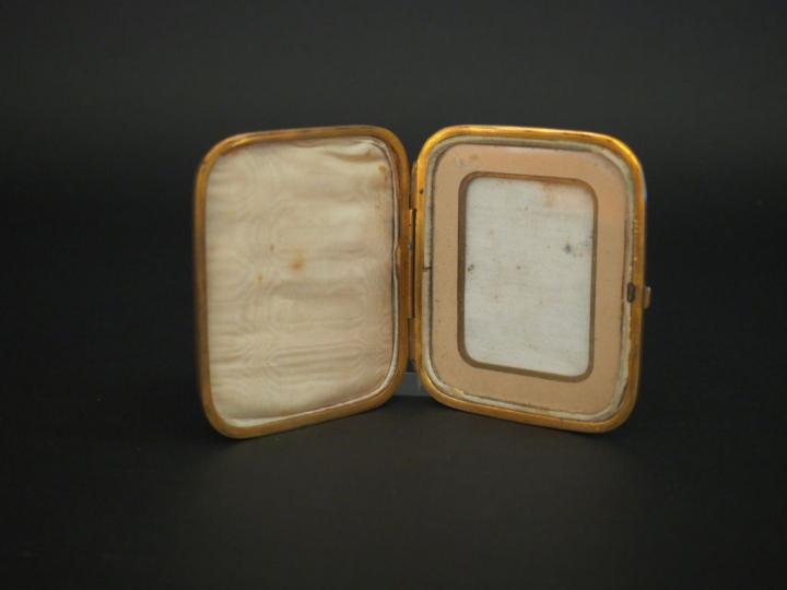 Porte-photo en nacre et argent, monture en laiton. Dim. 11 x 9 cm.