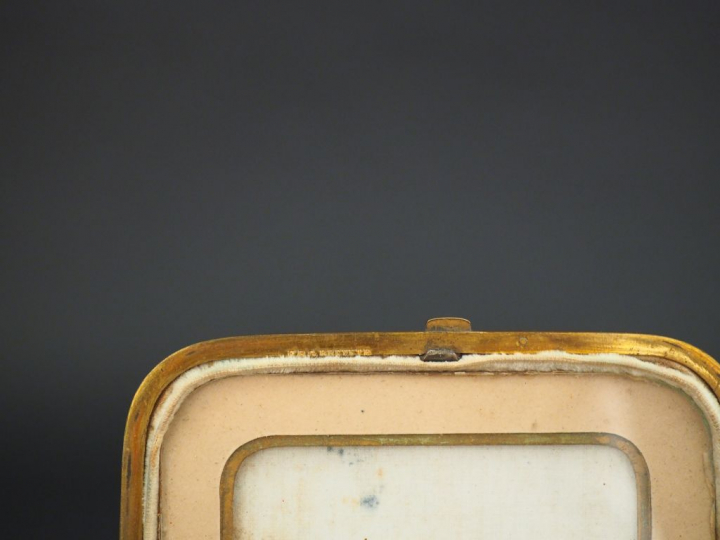 Porte-photo en nacre et argent, monture en laiton. Dim. 11 x 9 cm.