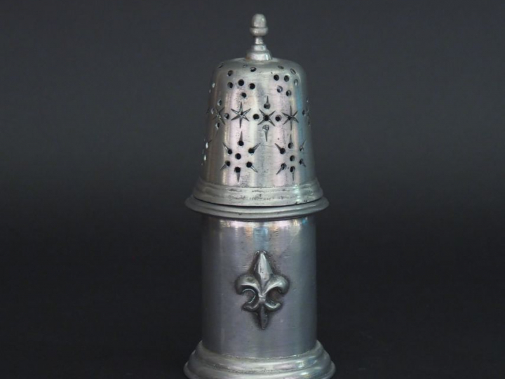 Saupoudroir de style Louis XIV en étain à décor d'une fleur de lys en 