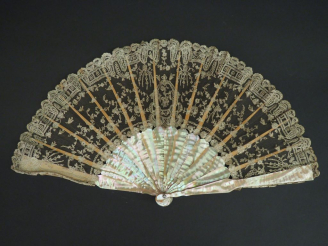 Vente aux enchères Eventail de style Louis XVI en nacre et dentelle.