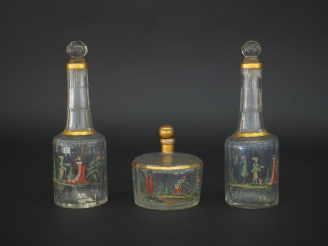 Vente aux enchères Garniture de toilette fin XVIIIème début XIXème en verre émaillé et do