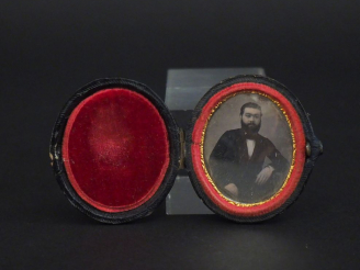 Vente aux enchères Daguérréotype XIXème "portrait d'homme", dans son étui en cuir et velo