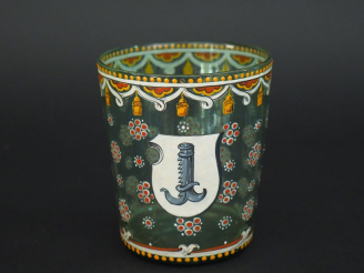 Vente aux enchères Gobelet de chasse XIXème en verre teinté vert, à décor émaillé polychr