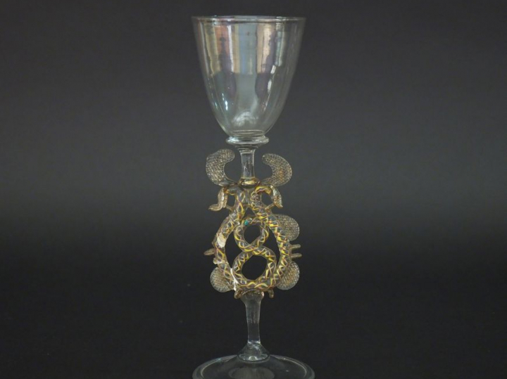 VENISE. Grand verre  XVIIème en verre filé, à décor ajouré d'entrelacs