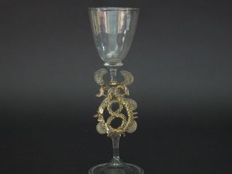 Vente aux enchères VENISE. Grand verre  XVIIème en verre filé, à décor ajouré d'entrelacs
