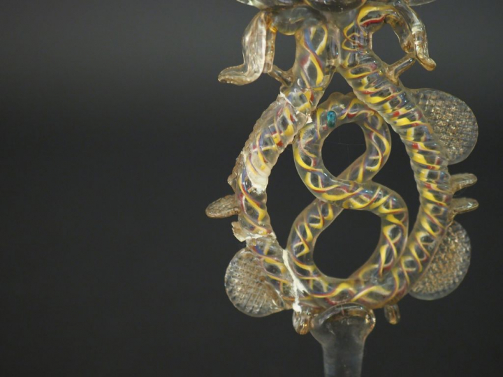 VENISE. Grand verre  XVIIème en verre filé, à décor ajouré d'entrelacs