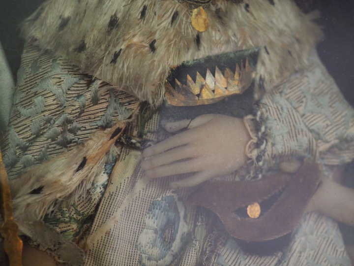 Petit tableau en cire et textile XIXème "Elisabeth et le mendiant". Di