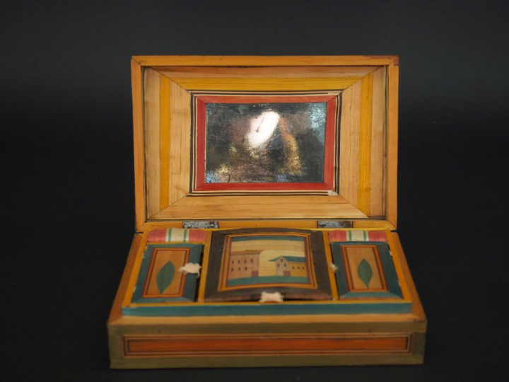 Boite à couture XIXème en marqueterie de paille polychrome, à décor d'