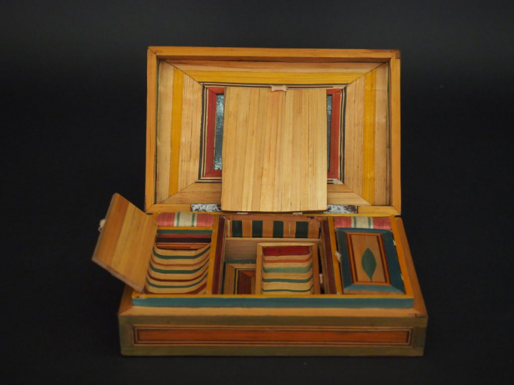 Boite à couture XIXème en marqueterie de paille polychrome, à décor d'