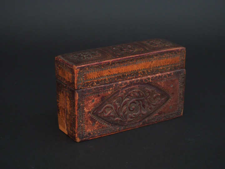 Cave à cigares en bois gainé de cuir gaufré, à décor de fleurs et de m