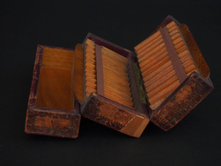 Cave à cigares en bois gainé de cuir gaufré, à décor de fleurs et de m