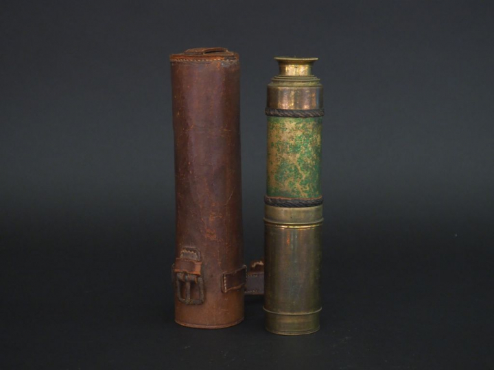 Longue vue XIXème en laiton et cuir, dans son étui en cuir (cuir usé e