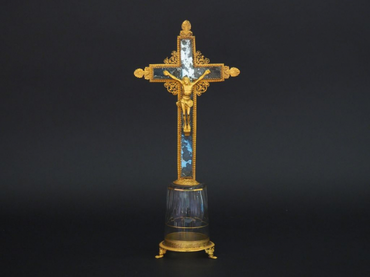 Crucifix XIXème en métal doré, verre et cristal, piétement tripode à g