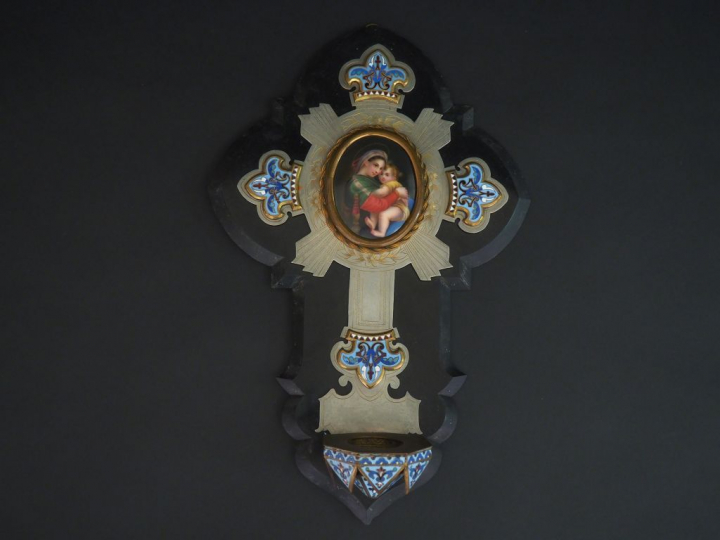 Bénitier vers 1900 en marbre, métal argenté et émaux cloisonnés polych