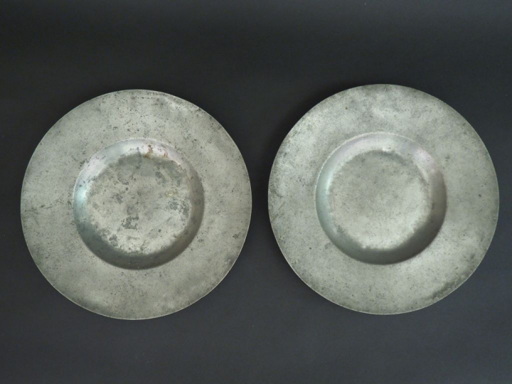 Paire de plats cardinaux anciens en étain. Diam. 34,5 cm