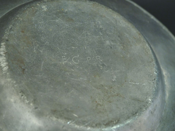 Paire de plats cardinaux anciens en étain. Diam. 34,5 cm